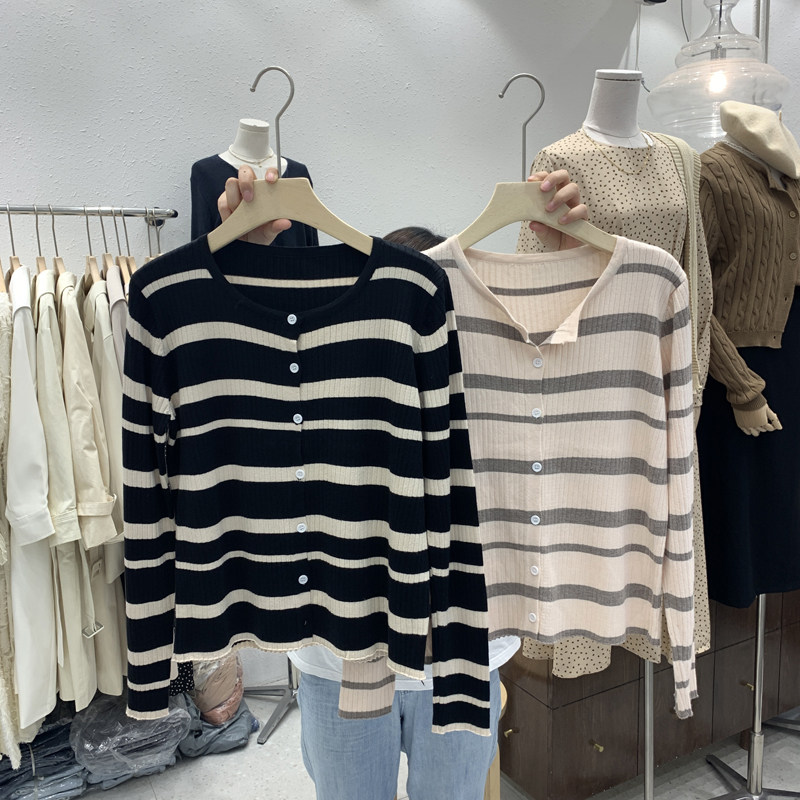 Early Spring New Knit Long Sleeves Striped Round Collar 2022 Loose 100 hitch South Korea East Large Gate Single-row Buttoned Jersey Blouse