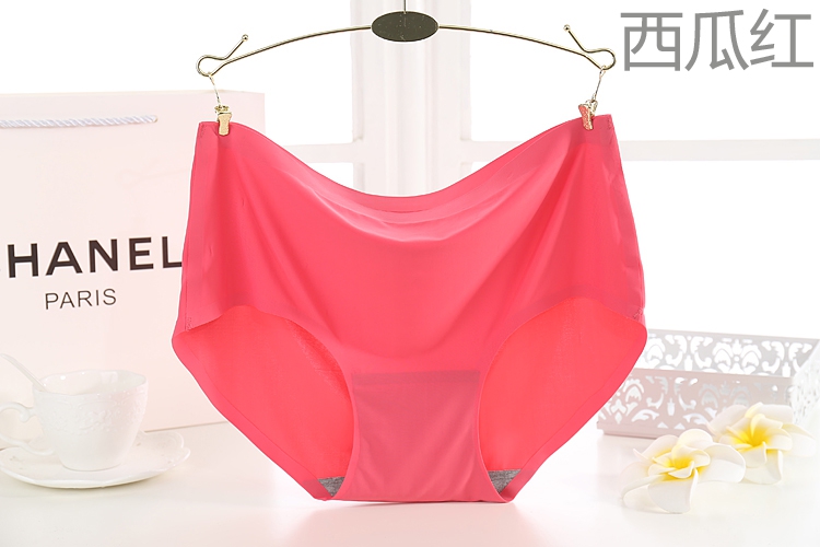 Một womens quá khổ quần lót mảnh chất béo phong phú của đánh dấu băng lụa womens giữa eo quần tam giác liên tục thở.