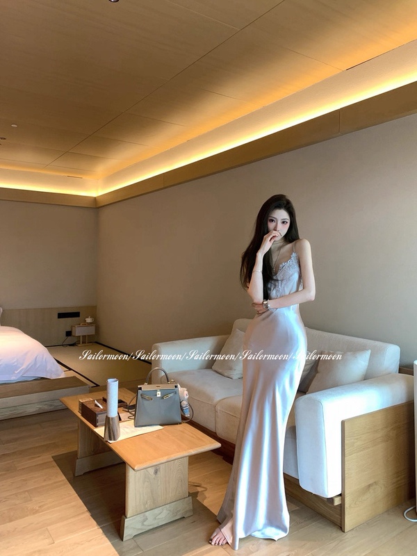 [Muse's Voice] Lace Acetate Patchwork Dress with a Cinched Waist, High-End Feel, Spaghetti Strap Long Dress for Women