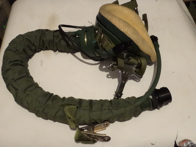 Retired pilots with oxygen masks Aviation oxygen masks - dust - proof masks - plug - in