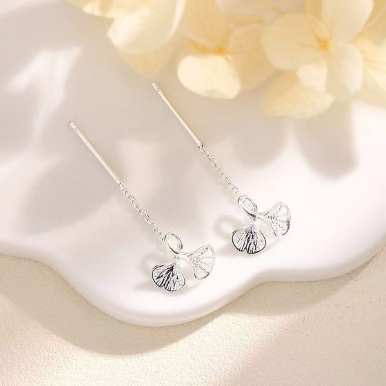 2025 여성 숲을위한 새로운 Ginkgo Leaf Earrings 스터드 스위트 스위트 스프린 트거젤 이어링 체인 기질 다목적이고 간단한 귀 장식