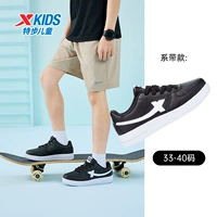 Модель родительского ребенка в черном месте