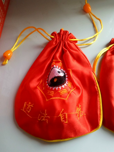 Красная небольшая сумка, с вышивкой