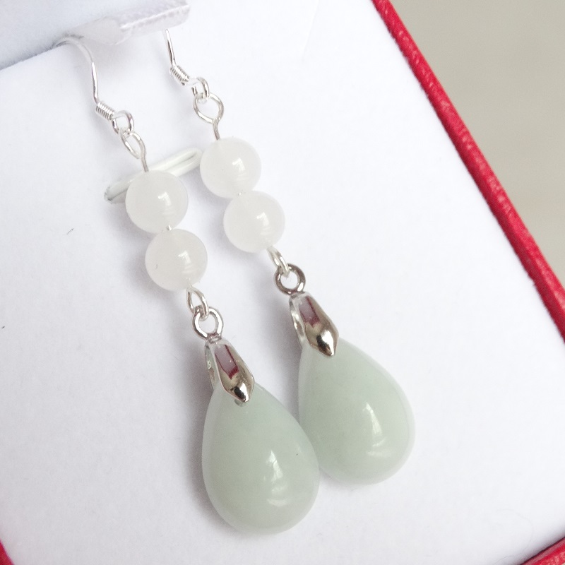 The beauty of the beauty of the natural emerald A merchandise of the wealth of the water droplet jade ear crash S990 pure silver anti - allergic jade ear crash