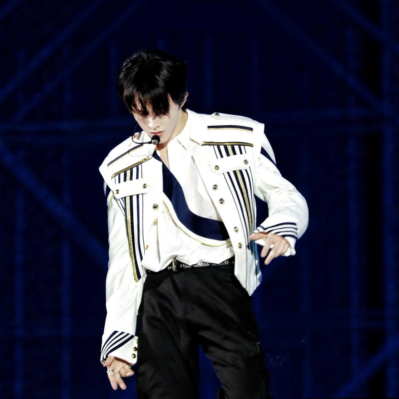 Korean Boy Group Style Navy Gold Striped Performance Outfit, Youthful Stage Costume, White Performance Outfit, Stage Outfit Korean Boy Group Style Navy Gold Striped Performance Outfit, Youthful Stage Costume, White Performance Outfit, Stage Outfit