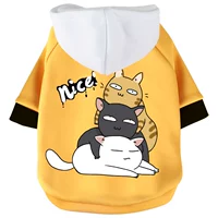 Белые шляпы вставлены на плечо (новая осенняя одежда)