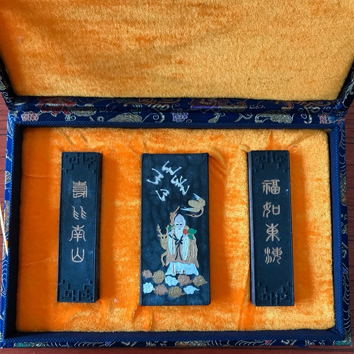 Old Hu Kaiwen emblem ink block ink strip Old pine Smoke ink Chen inku ink gift collection ink Fushou set ink 