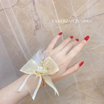 In memory of the years Exquisite elegant pearl feather bow Wedding bride bridesmaid sisters annual meeting wrist flower