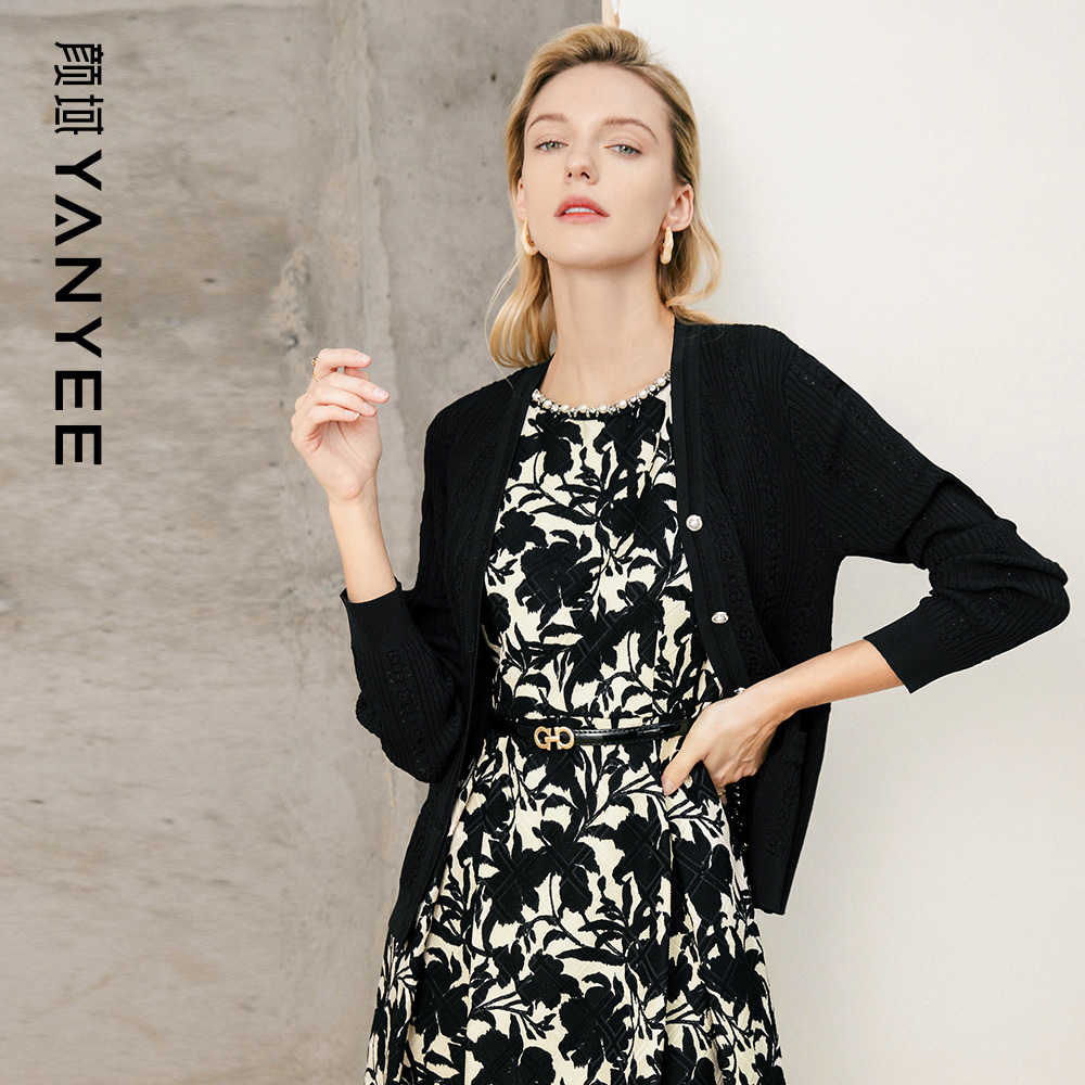 Face minimalist V collar knit cardigan women's spring dress 2022 The new temperament outfitted with a slim lady jacket jacket