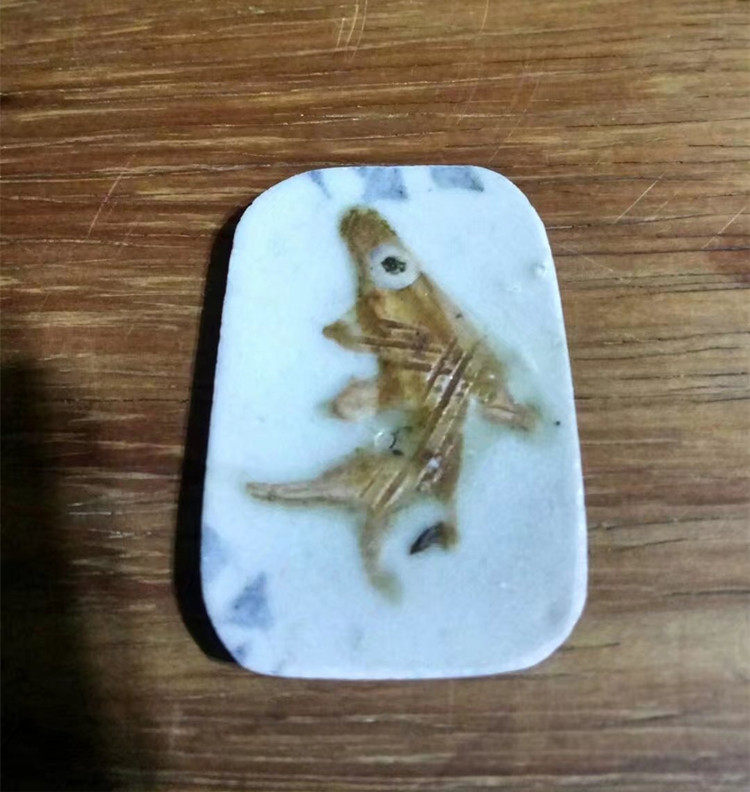 Qing Dynasty red medaka fish pattern ancient porcelain piece pendant old porcelain piece necklace pendant polished and processed concave and convex porcelain