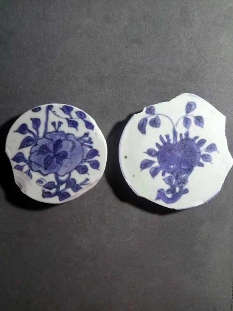 T4438 paperweight for painting Ming Dynasty blue and white flower ancient porcelain piece jade wall bottom bowl bottom can be used as tea tray old porcelain piece