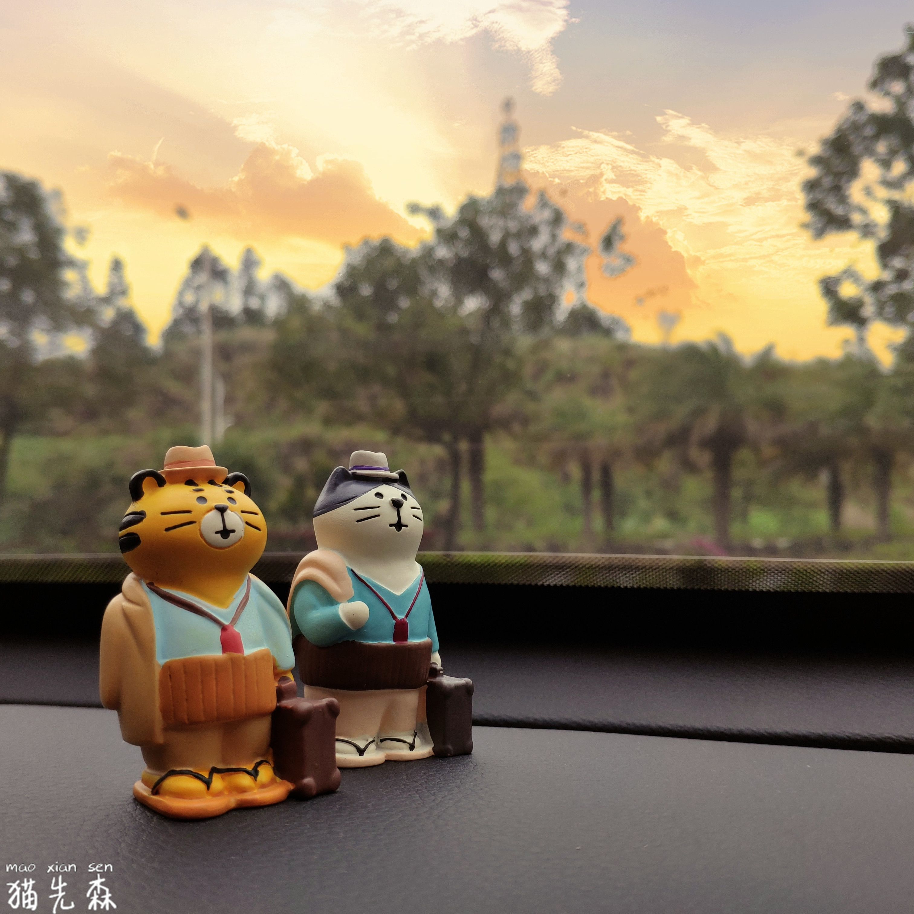 Travel cat tiger car ornaments warm healing car decorations personality creative interior center console 2022 new