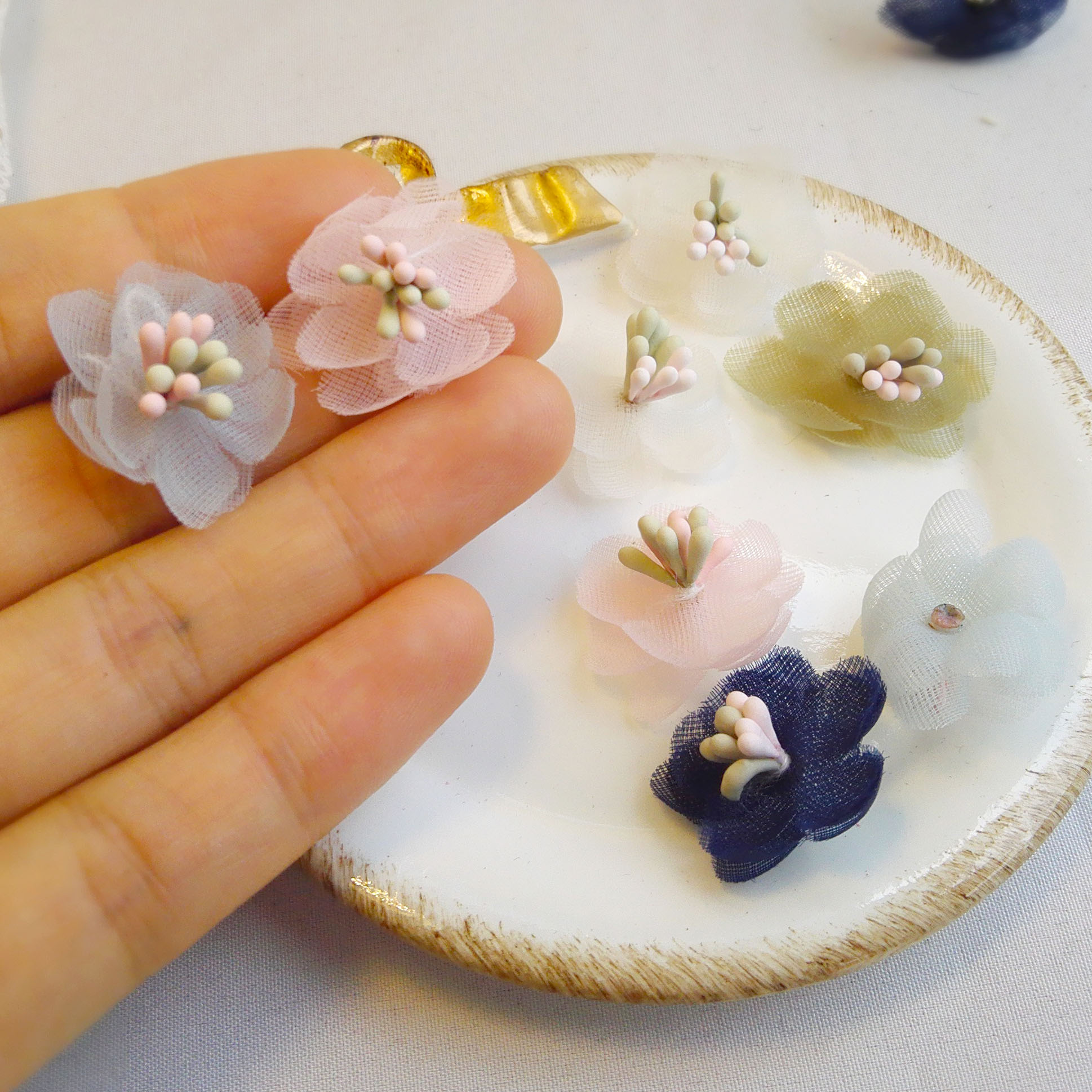 4 yuan 5 doll clothes children's skirt Eugen yarn three-dimensional mini small flower clothes assembly decoration white powder handmade DIY