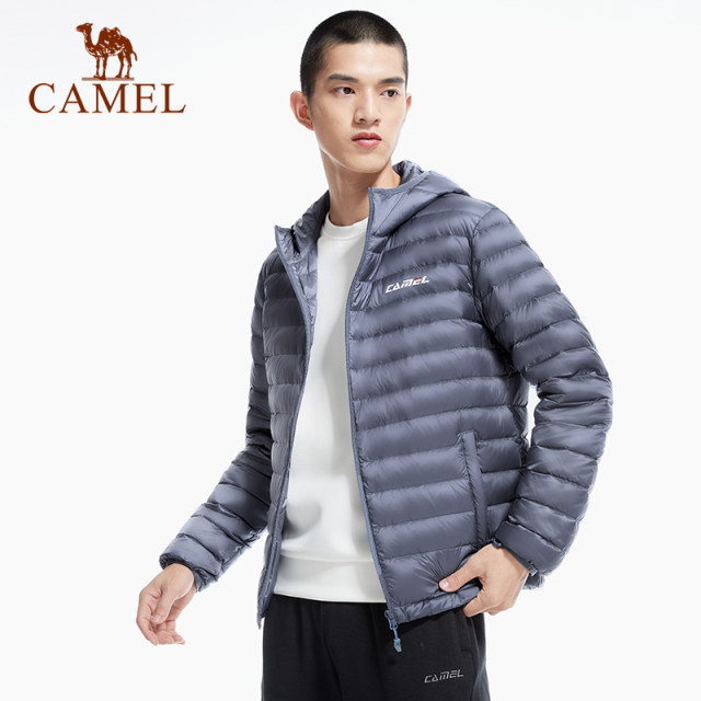 Camel Sports Down Jacket 2022 ລະດູຫນາວໃຫມ່ຜູ້ຊາຍທີ່ມີ Hooded Jacket ນ້ໍາຫນັກເບົາທີ່ມີສາຍລົມກັນລົມແບບສັ້ນອົບອຸ່ນ