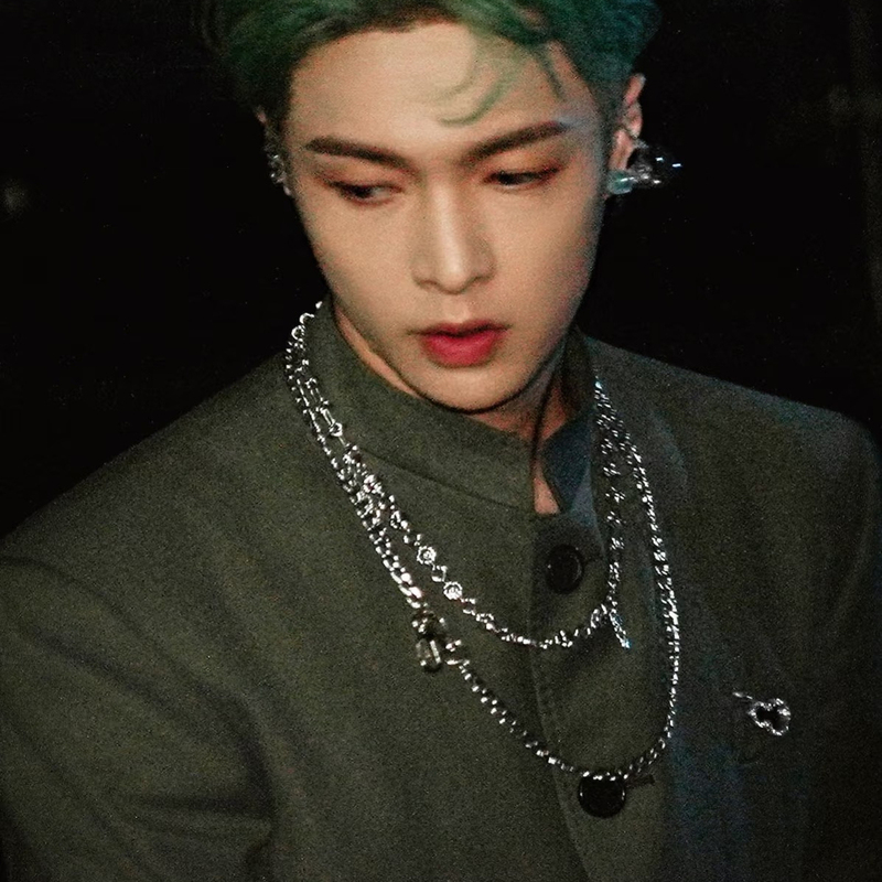 Zhang Yixing's Concert-Style Dark Green Chinese-Style Suit Zhang Yixing's Concert-Style Dark Green Chinese-Style Suit