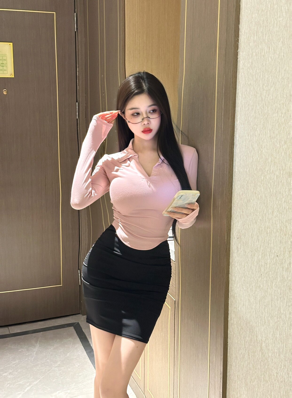 WEIWEI薇薇女装店的LOGO