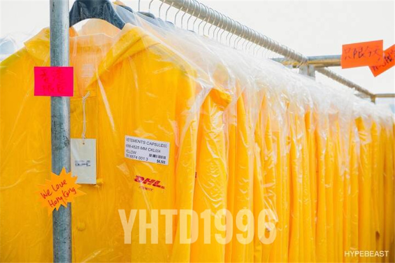 Châu âu và Mỹ thời trang đường phố VTM DHL Hồng Kông giới hạn màu vàng áo gió áo mưa trong phần dài của nam giới và phụ nữ các cặp vợ chồng mùa thu và mùa đông áo khoác