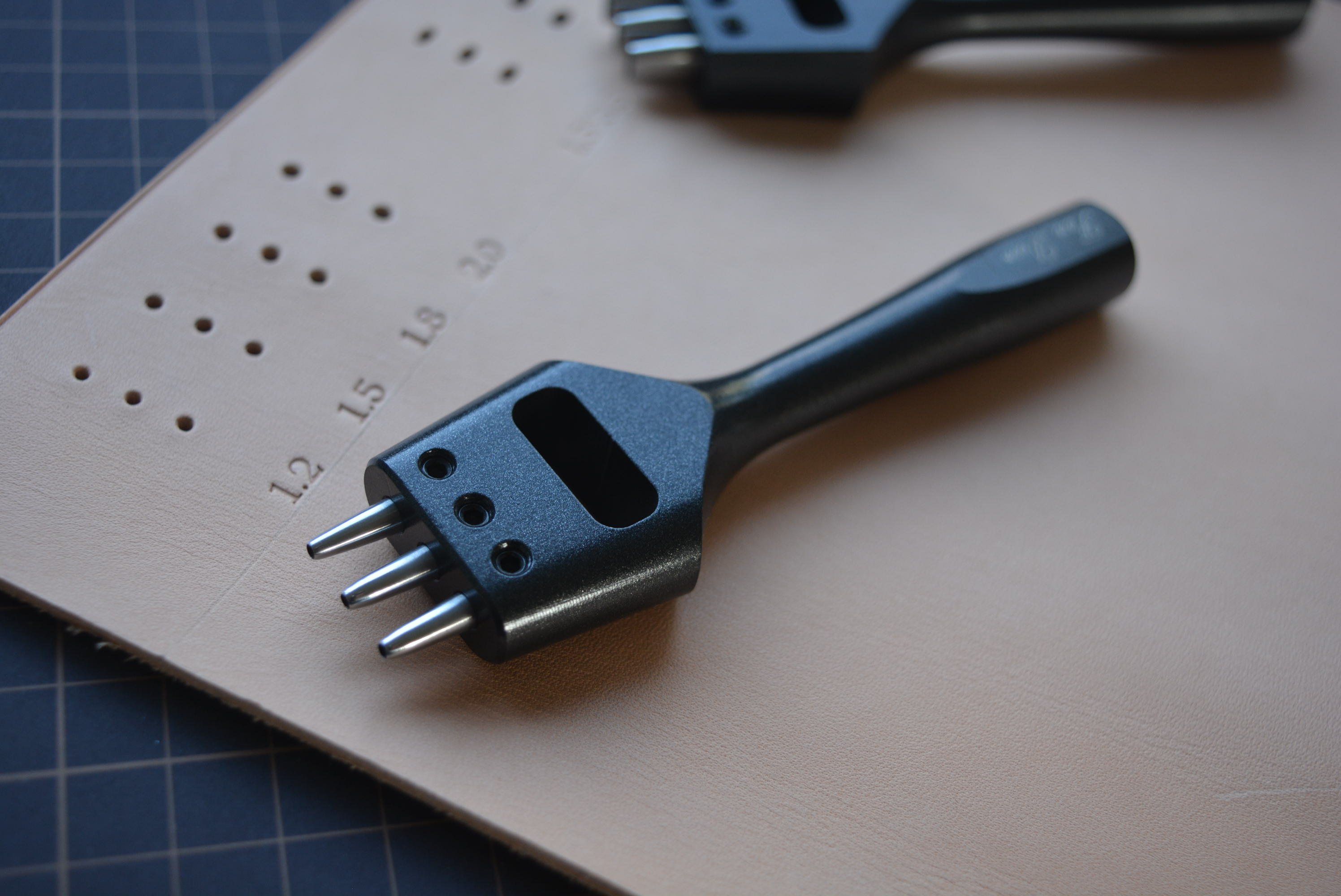 Fan Lu Cang strap row punch Handmade leather special strap punch row punch 3 holes Round row punch Flat row punch reservation 