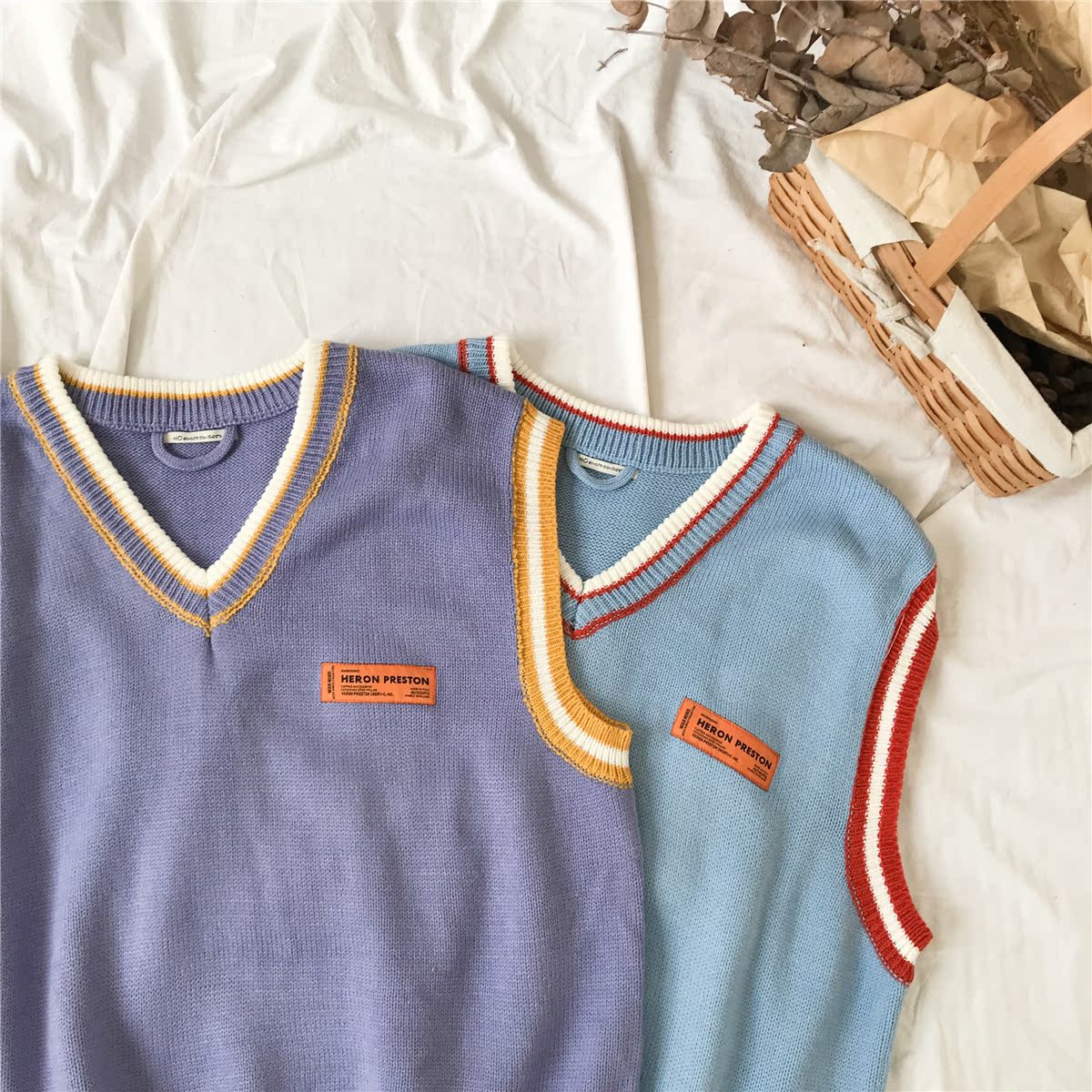 Mùa thu đông mới phiên bản Hàn Quốc của áo oversize retro đơn giản thêu chữ V cổ áo len áo len nam áo len không tay nam