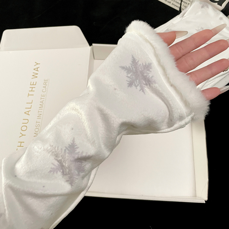 High-End Women's Pajamas for Autumn and Winter, Island Velvet Christmas Snowflake Design, Fleece-Lined and Thickened for Warmth, Home Wear That Can Be Worn Outside, Set High-End Women's Pajamas for Autumn and Winter, Island Velvet Christmas Snowflake Design, Fleece-Lined and Thickened for Warmth, Home Wear That Can Be Worn Outside, Set