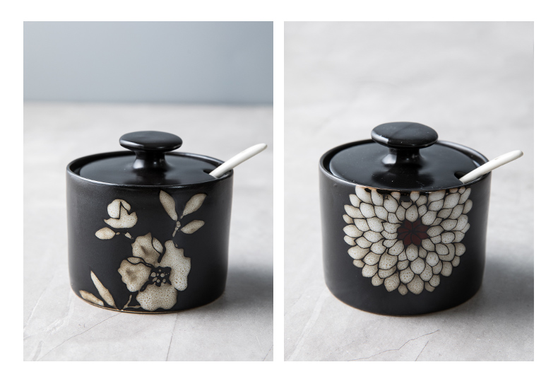 This porcelain ceramic household seasoning jar with cover teaspoons of Japanese creative kitchen sugar pot monosodium salt seasoning jar jar