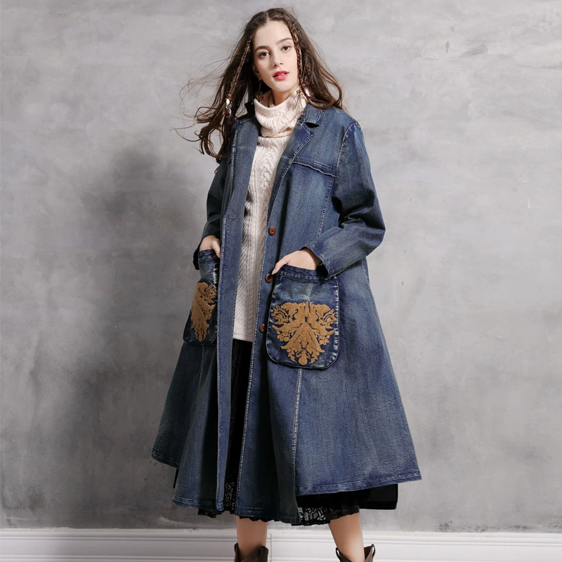 Aka Women 2020 Thu mới Áo trùm đầu denim Áo gió Retro Thêu Thời trang giản dị Áo khoác lớn - Trench Coat