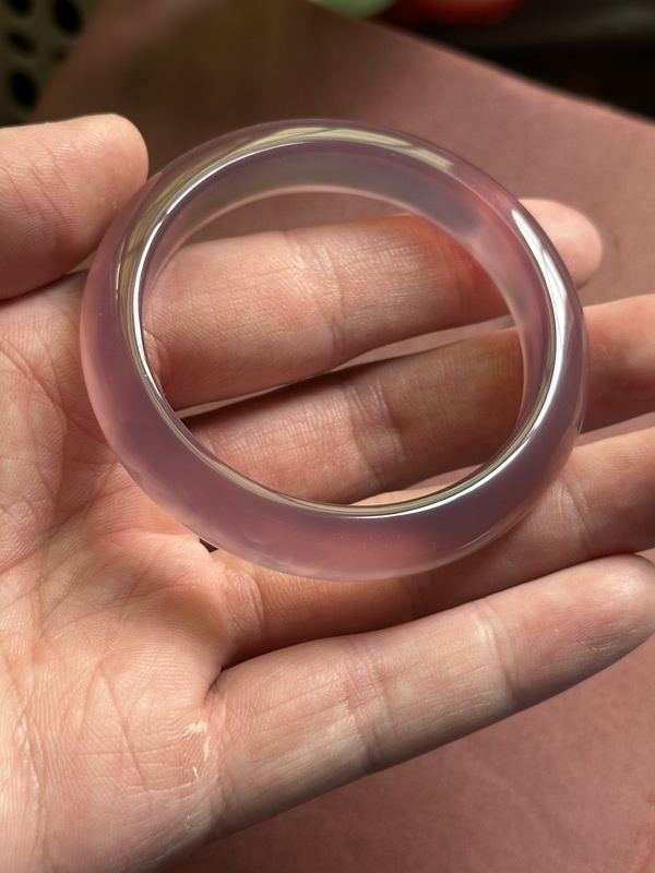 Natural Agate Imperial Purple Chalcedony Bracelet with a Straight Circle and a Humpback Design