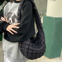 Черная маленькая сумка на одно плечо