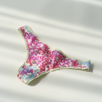 Красочные размахиваемые стринги (без возврата и обмена)