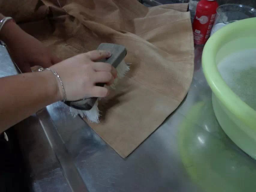 lọ xịt làm sạch đồ da	 Bao da khử trùng bằng da - Nội thất / Chăm sóc da Kem dưỡng đồ da
