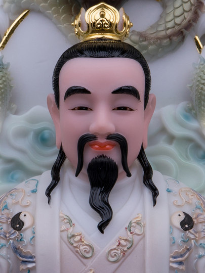 Die weiße Marmorstatue des taoistischen Vorfahren der Sanqing-Dynastie, des Höchsten Laojun, der moralische spirituelle Schatz der Yuan-Dynastie, der Vorfahre der Vorfahren, die Anbetungsornamente in der Eingangshalle