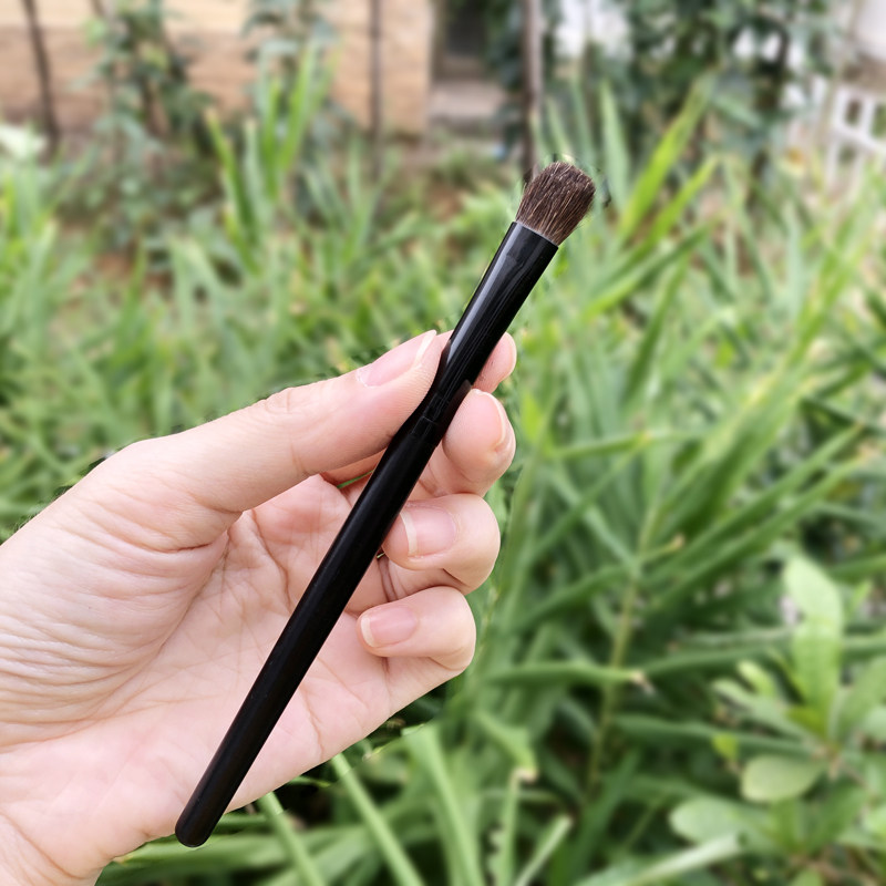 Pure pony hair eyeshadow brush Eyeshadow makeup helper The price of a