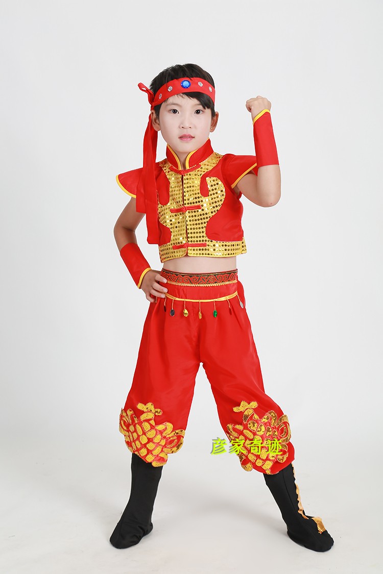 Trẻ em mới mở màn trình diễn màu đỏ trang phục nam và nữ trống đội trống Trung Quốc theo phong cách múa trống nước lễ hội Yangge đồng phục cảnh sát trẻ em
