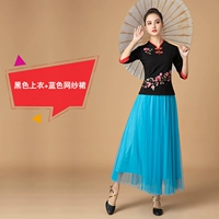 Черный топ + синяя сетчатая юбка