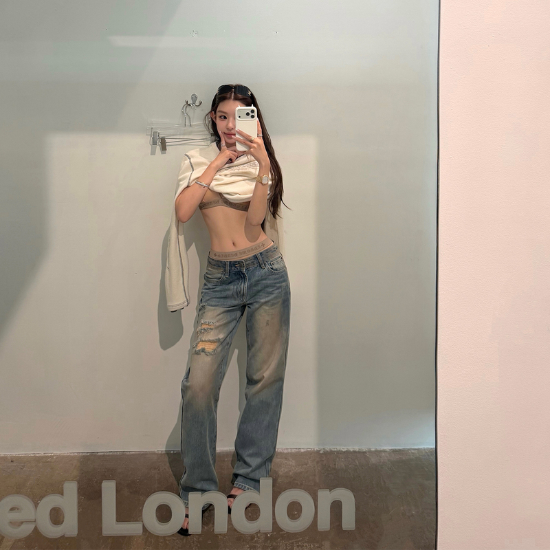 Good Morning, Fanfan! the "La Roaming" Style Is a Hit! American-Style Mid-Low Waist Distressed Ripped Denim Pants Good Morning, Fanfan! the "La Roaming" Style Is a Hit! American-Style Mid-Low Waist Distressed Ripped Denim Pants