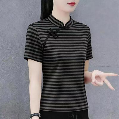 This is a new summer striped short-sleeved T-shirt for women. It's a loose, large-sized, versatile, casual, button-down top that makes middle-aged mothers look younger