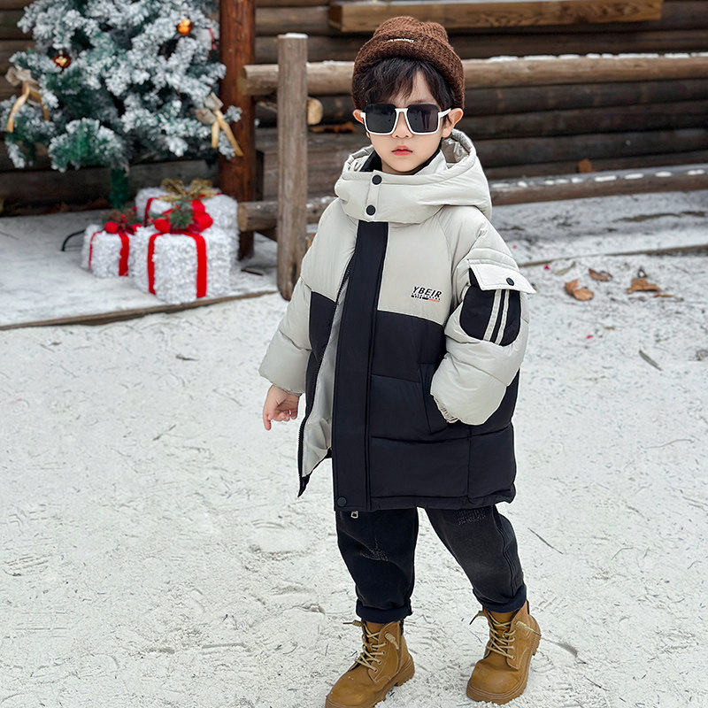 男の子用ダウンジャケット、子供服、男の子用ダウンコットンコート、2025年冬新作のスタイリッシュな男の子用厚手コットンコート。