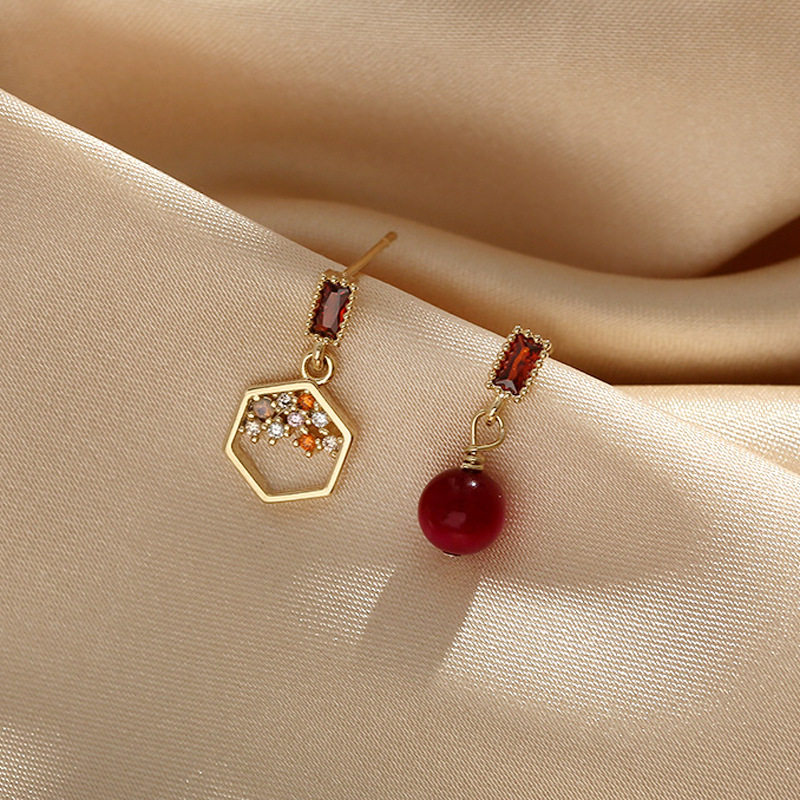 Outlets guests are offered to withdraw the cabinet and pick up 18K gold and red bean ear needle outlets asymmetrical earrings woman