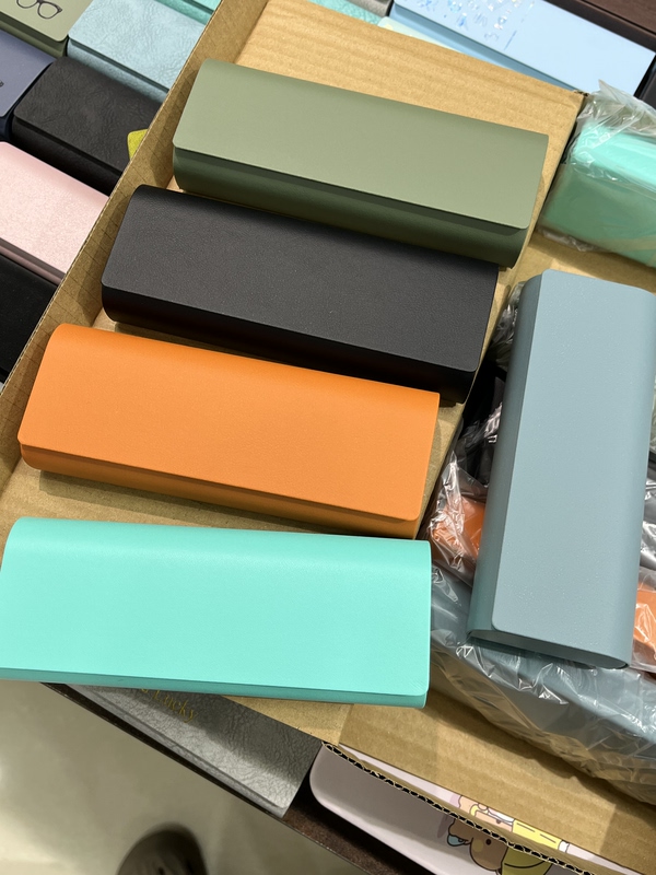Glasses Case with a High-End Feel for Men and Women, Portable, Pressure-Resistant, Ultra-Light, Simple, Retro, Artistic, Car-Mounted, for Myopia Glasses Glasses Case with a High-End Feel for Men and Women, Portable, Pressure-Resistant, Ultra-Light, Simple, Retro, Artistic, Car-Mounted, for Myopia Glasses