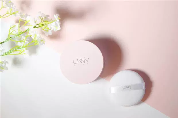 Hàn Quốc unny dài và rõ ràng không có phấn trang điểm lỏng che khuyết điểm bột kiểm soát dầu kéo dài nuuy nữ sinh - Quyền lực phấn phủ rcma
