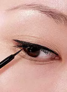 Trang điểm chính hãng Iraq eyeliner 7 ml với kim cương kéo dài siêu đen thấm nước mồ hôi-proof dễ dàng để rửa chống smudge đầu mềm