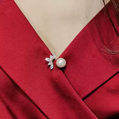 Cute Japanese small brooch anti-light buckle cardigan fixed clothes pin buckle neckline decorative nail buckle Pearl corsage