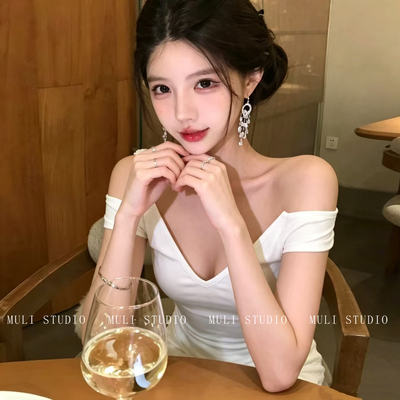 Pure sensual and sexy style one-shoulder V-neck white short-sleeved T-shirt for women, summer slimming, waist-cinching and elegant small top