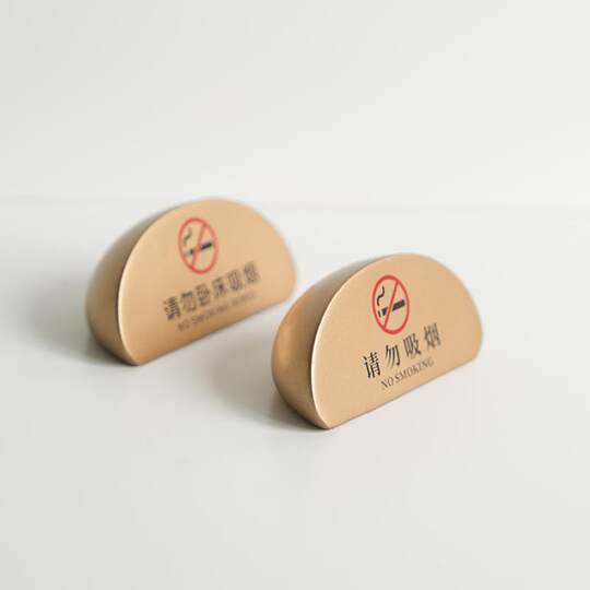 No smoking warning sign, high-end B&B hotel room, please do not lie in bed, smoking table sign, bedside table display