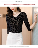 Черный цветок-лист с V-образным вырезом