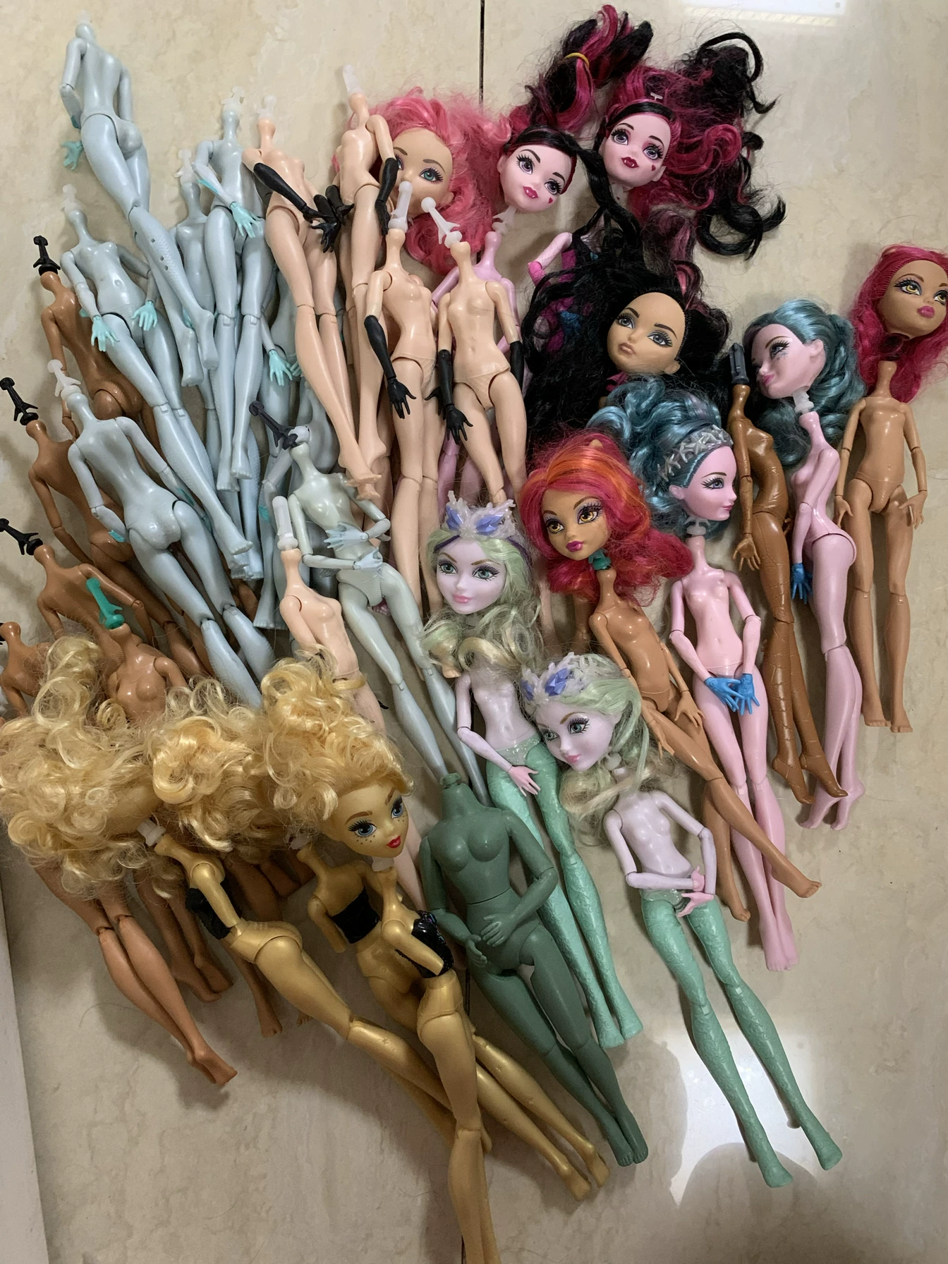 Набор туловищ для кукол (Monster High) в ассортименте — прозрачные и цветные запасные тела, разные образы