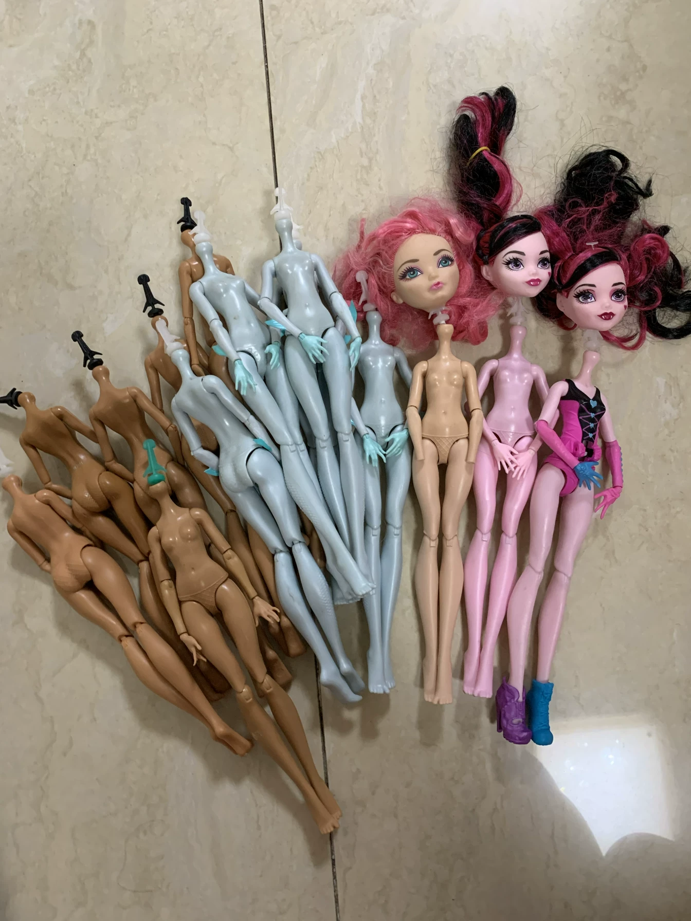 Набор туловищ для кукол (Monster High) в ассортименте — прозрачные и цветные запасные тела, разные образы