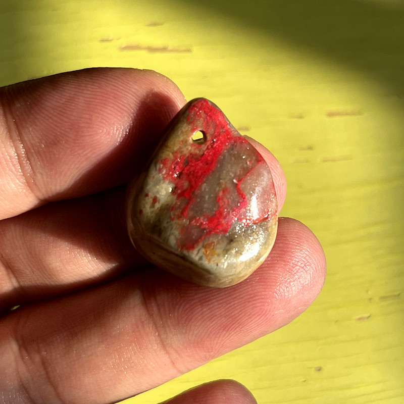 高品質な彰化産鶏血石軟翡翠のペンダント。