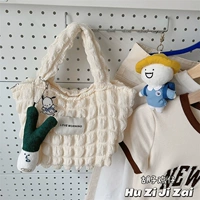 Маленькая сумка с маленькой сумкой и зеленый лук