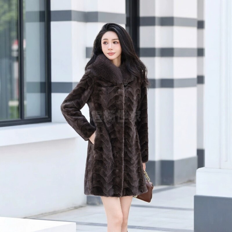 2026 New Mink Coat for Women, Real Mink, Age-Reducing, Hooded, Mid-Length Mink Coat for Mothers, Haining Patchwork Mink Fur Coat 2026 New Mink Coat for Women, Real Mink, Age-Reducing, Hooded, Mid-Length Mink Coat for Mothers, Haining Patchwork Mink Fur Coat